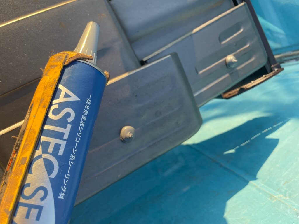 釘頭コーキング止め<br />
（一度釘が抜けたところは再度釘が抜けてきやすいため、コーキング止めを行いました。）