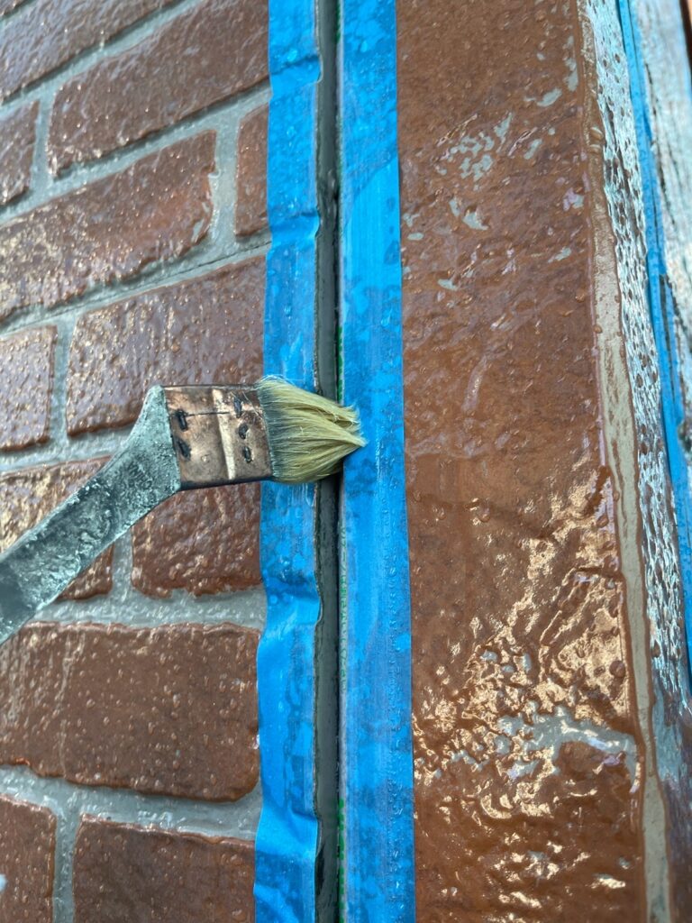 プライマー塗布<br />
（外壁とコーキングを密着させる為の接着剤です。）