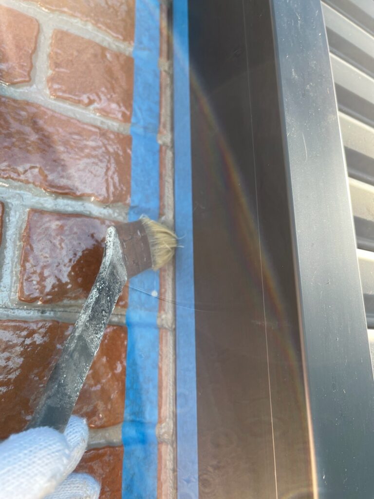 プライマー塗布<br />
（外壁とコーキングを密着させる為の接着剤です。）