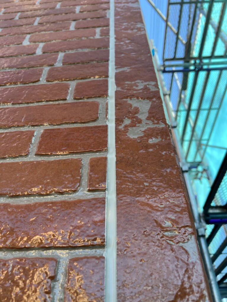 コーキング打ち込み・ならし<br />
（弊社ではクリヤー塗装の時は、コーキングは後打ち工法で仕上げます。）