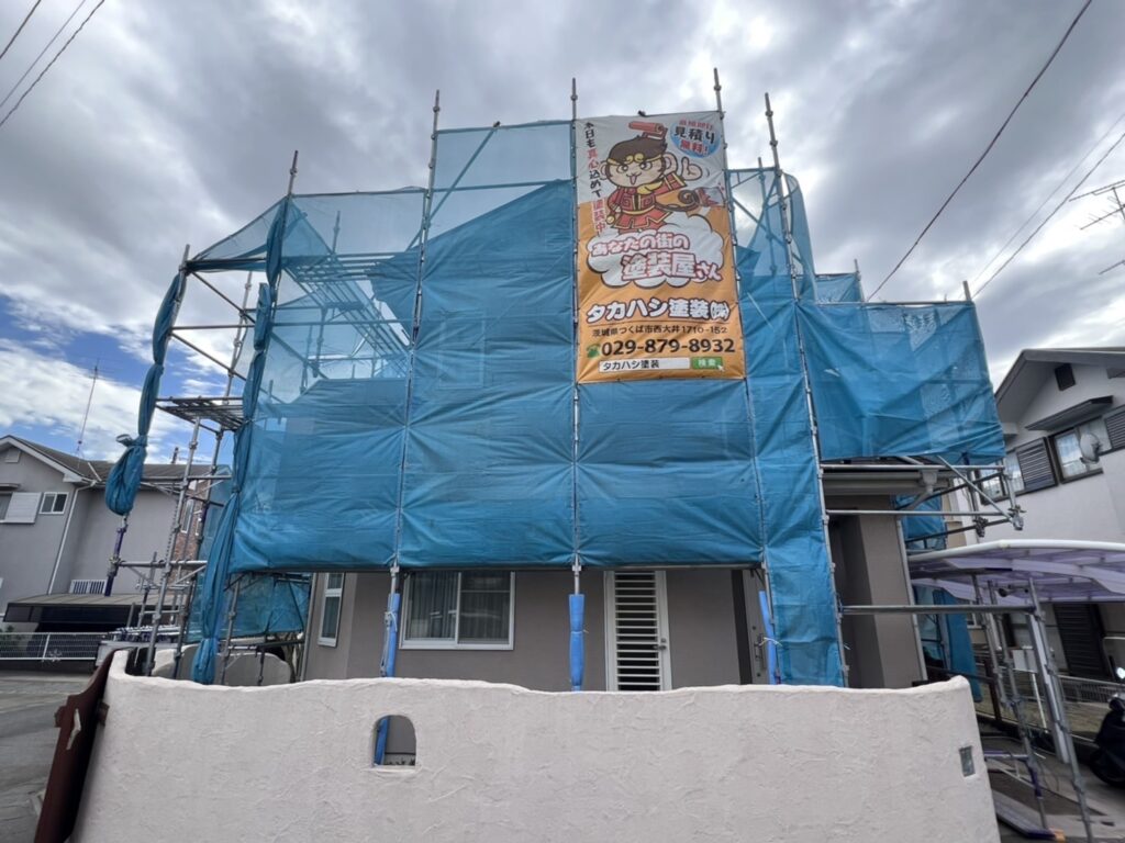 足場組立<br />
（塗料が飛散しないようにメッシュシートもしっかりとはりました。）