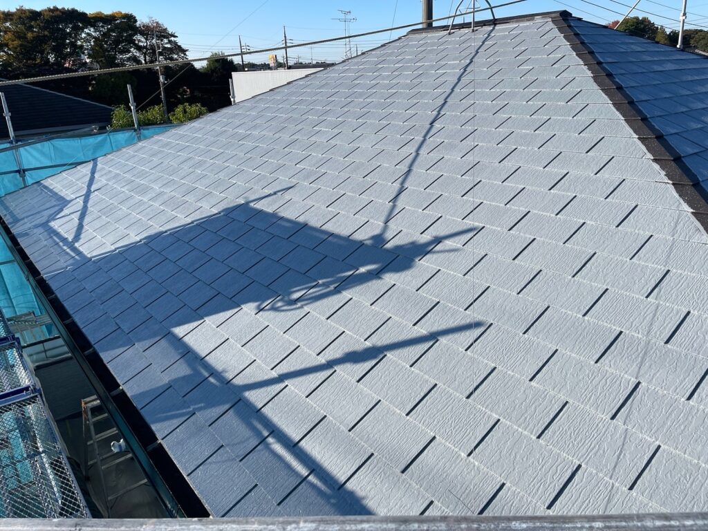 屋根下塗り2回目<br />
（真っ白に仕上がっている為、下塗りがきいているのが確認できます。）