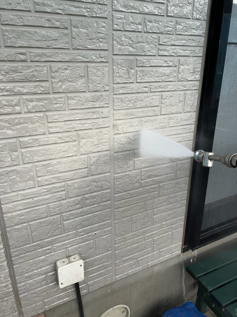 外壁洗浄<br />
（表面のコケやカビをしっかりと落としました。）