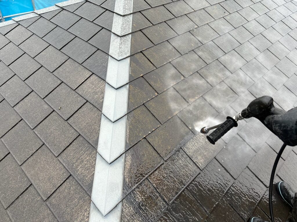 屋根洗浄<br />
（表面のコケやカビをしっかりと落としました。）