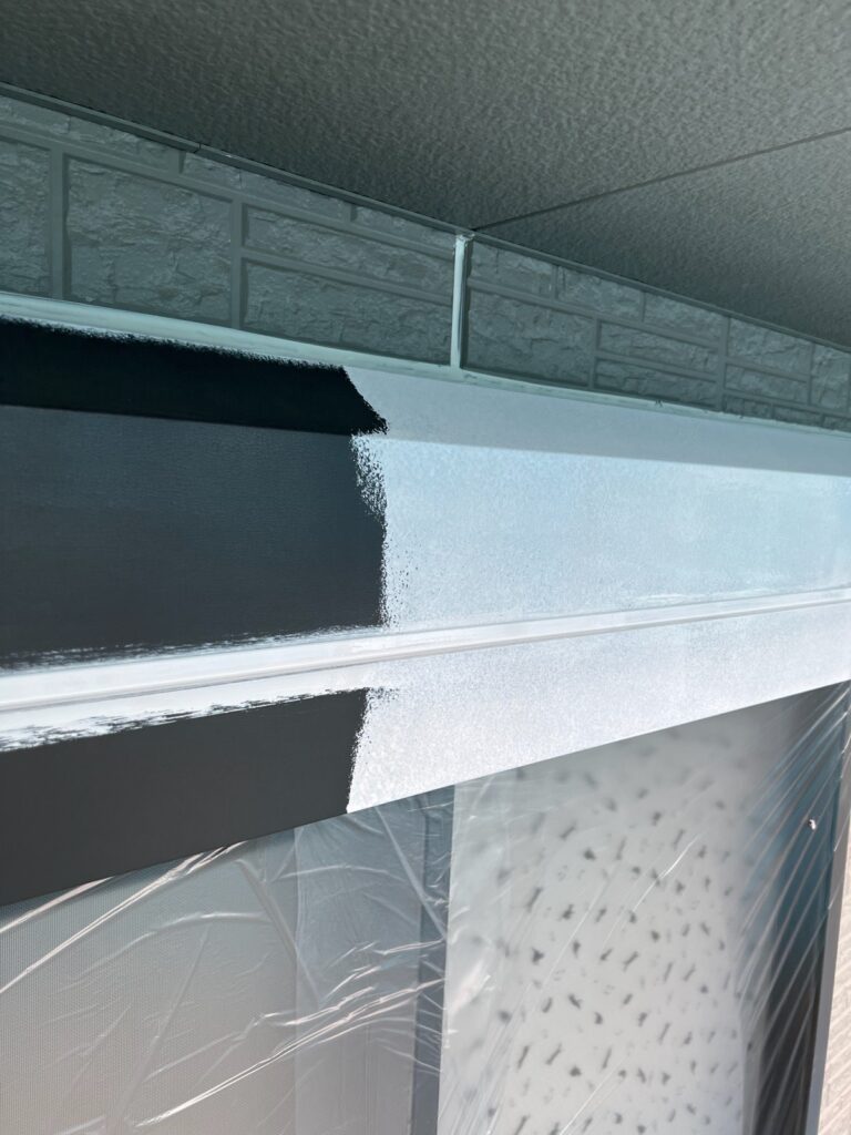 シャッターBOX下塗り<br />
（塩ビ鋼板という素材ですので、専用のプライマーを塗りました。）