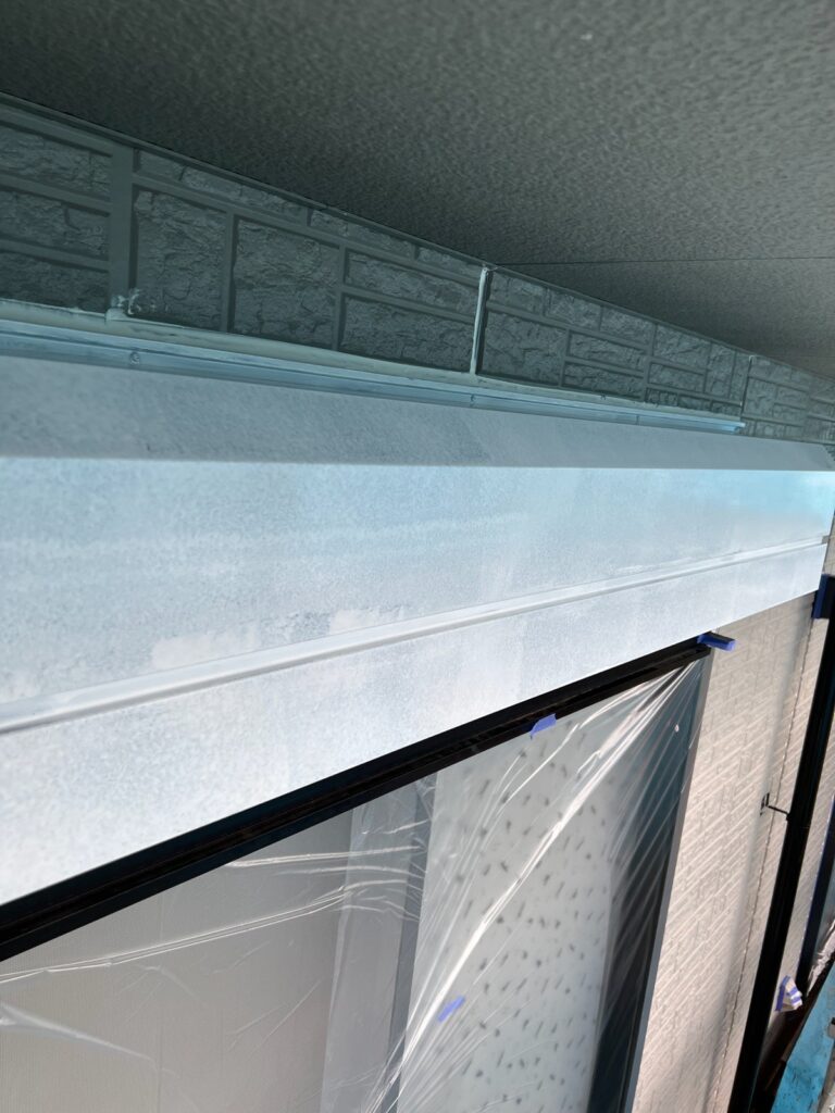 シャッターBOX下塗り<br />
（塩ビ鋼板という素材ですので、専用のプライマーを塗りました。）