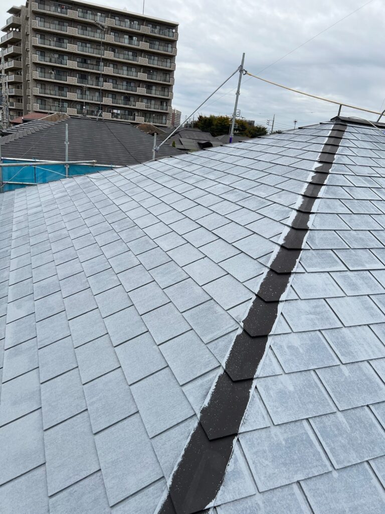 屋根下塗り<br />
（痛みが激しい為、吸い込みがあり、透けが確認できます。）