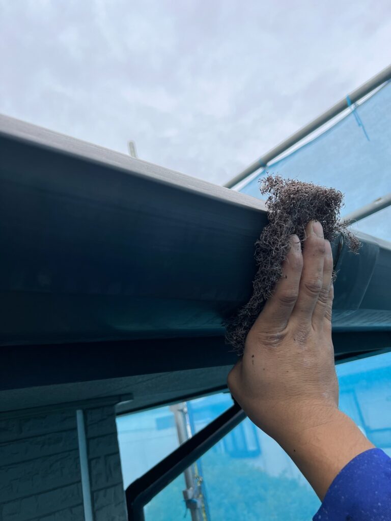 雨樋・鼻隠しケレン<br />
（下地調整）