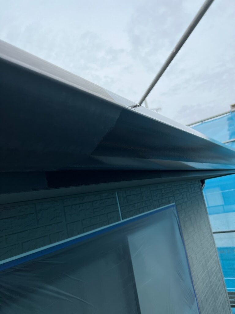 雨樋・鼻隠し中塗り<br />
