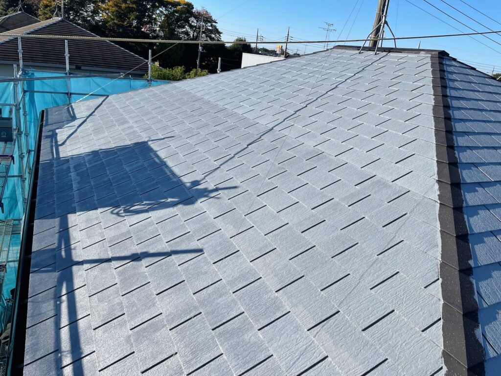 屋根下塗り2回目<br />
（痛みが激しい為、下塗り2回目を塗りました。）