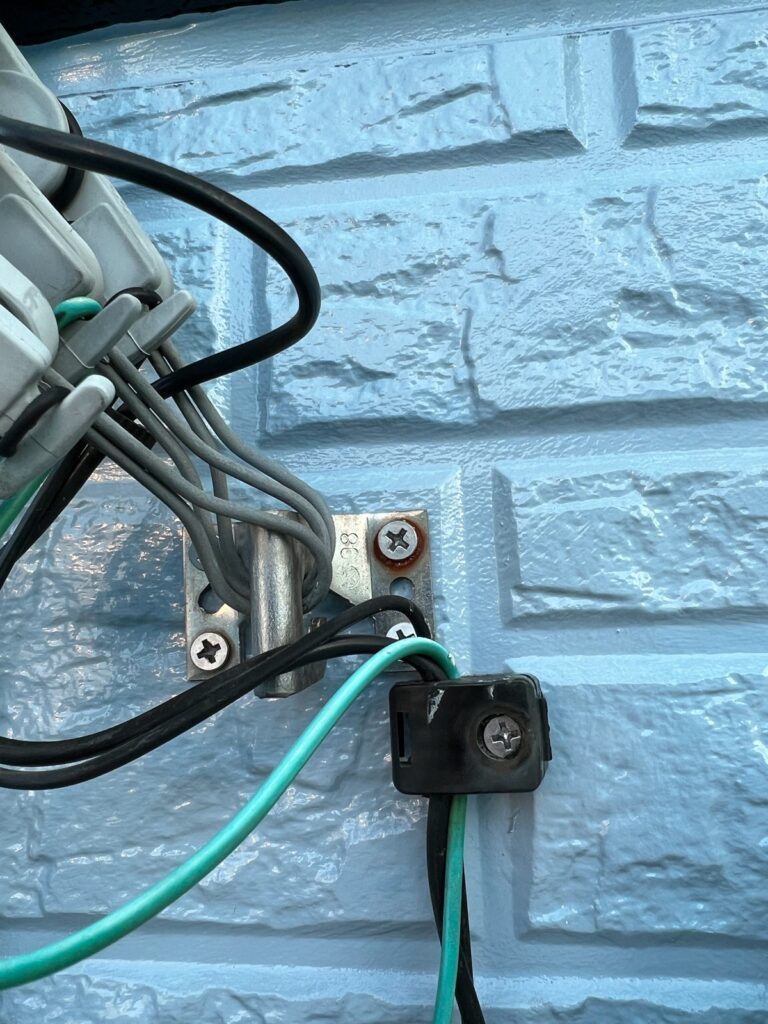 配線ビス交換<br />
（既存のビスが錆びている為、ステンレスビスに交換をしました。）