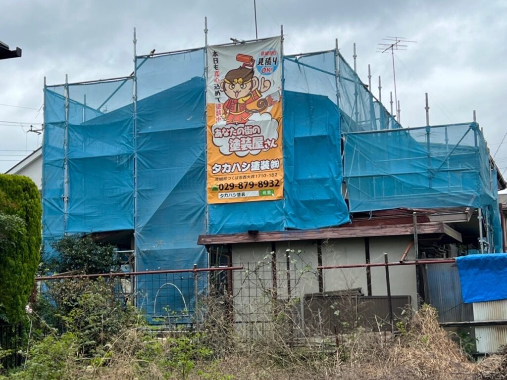 足場組立<br />
（屋根カバー工事前に洗浄作業を行う為、メッシュシートも貼りました。）