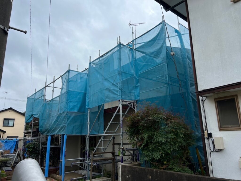 足場組立<br />
（屋根カバー工事前に洗浄作業を行う為、メッシュシートも貼りました。）