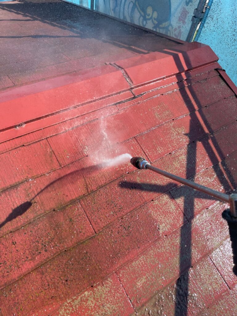 洗浄作業<br />
（コケやカビをしっかりと落としました。）