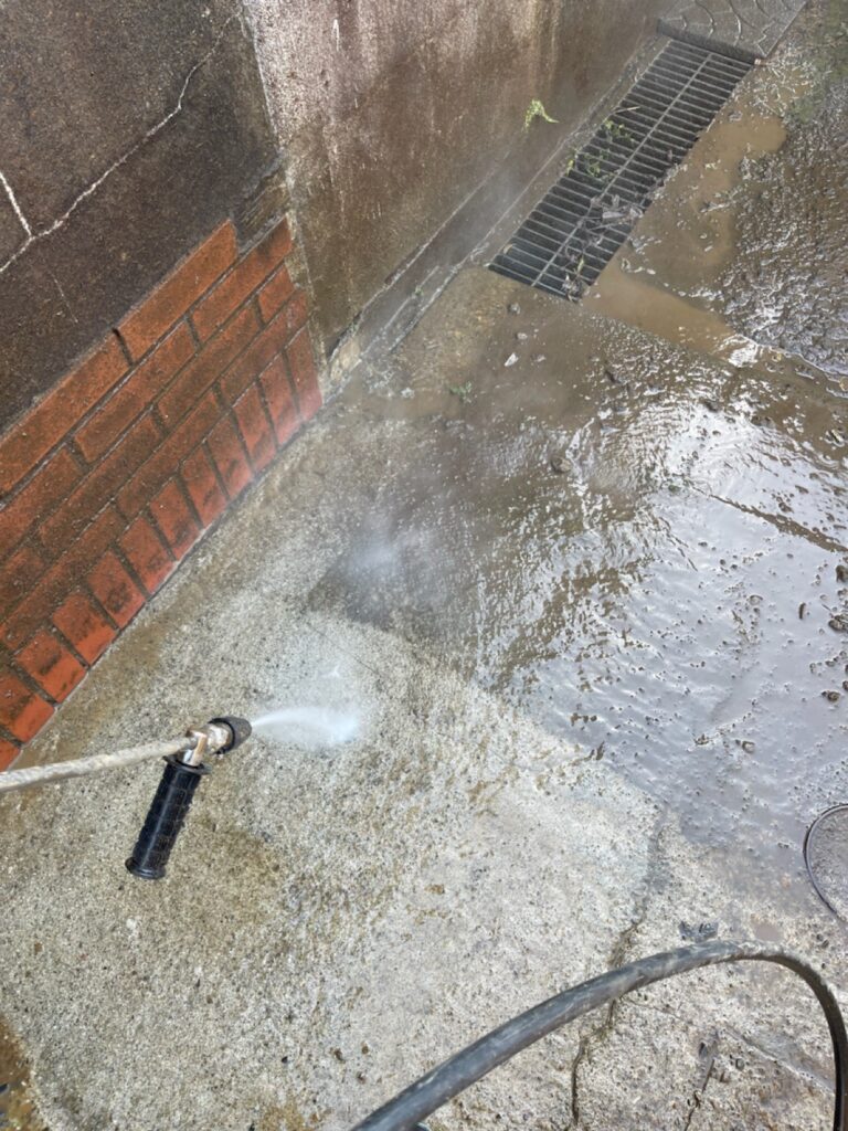 土間洗浄<br />
（ついでに土間の洗浄も行いました。）