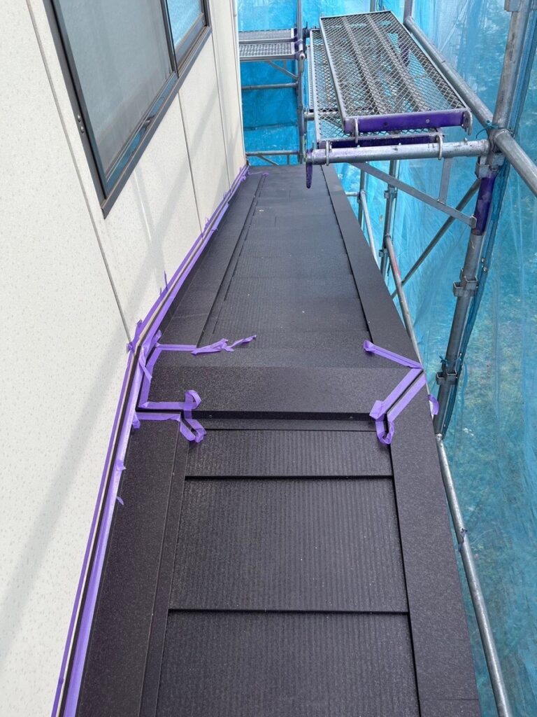 雨押さえコーキング処理<br />
（外壁と屋根の取り合いの部分を雨押さえといいます。）