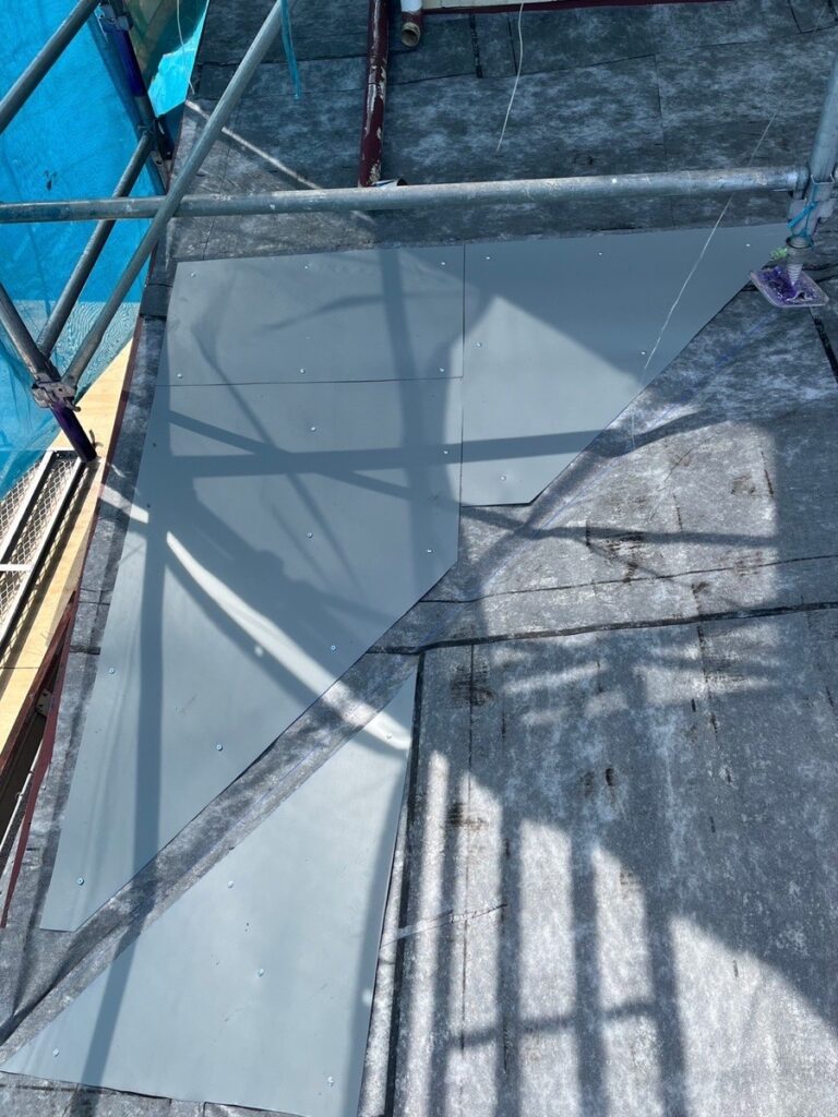 下地補修<br />
（下地が弱い部分がありましたので補強をしました。）