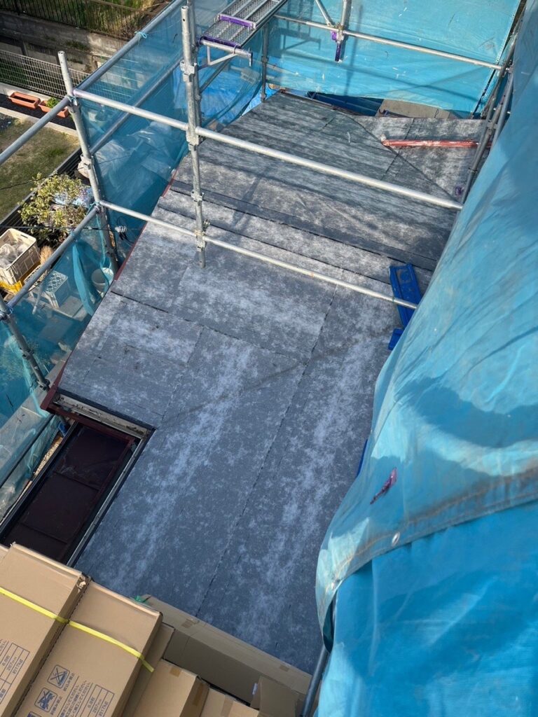 防水シート（ルーフィング）貼り付け<br />
（今回は粘着タイプの防水シートを使用しました。）