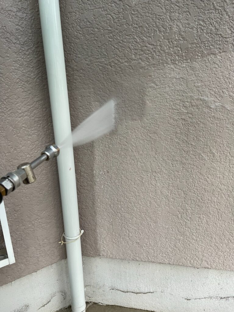 外壁洗浄<br />
（表面のコケやカビをしっかりと落としました。）