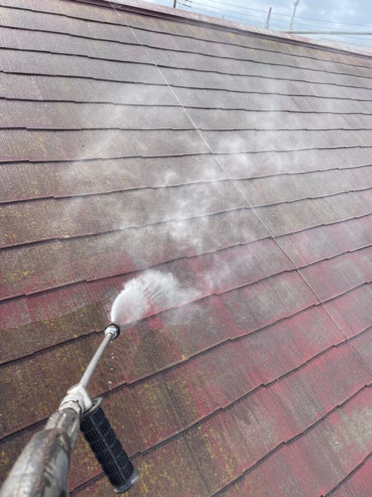 屋根洗浄<br />
（表面のコケやカビをしっかりと落としました。）