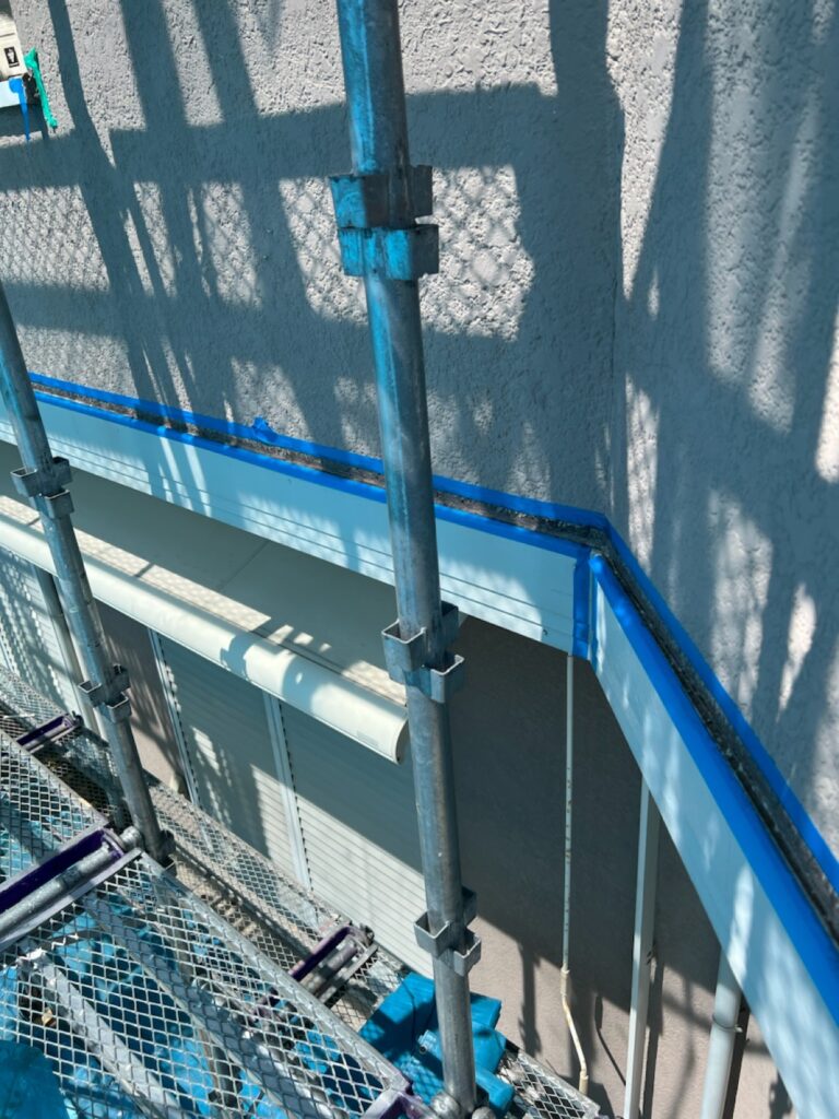 幕板コーキングテープ貼り