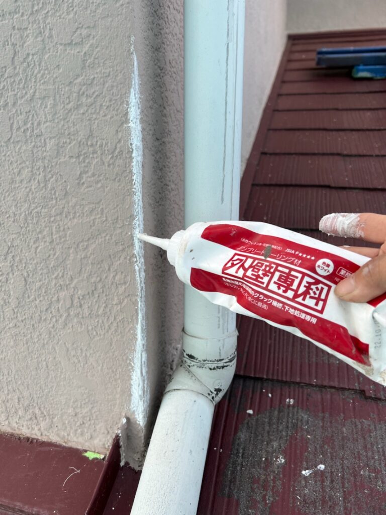 外壁のひび割れ補修<br />
