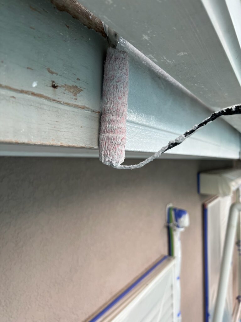 鼻隠し下塗り<br />
（木部専用の下塗り材料を使用しました。）