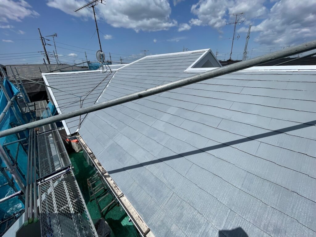 屋根下塗り1回目<br />
※塗料の吸い込みが確認できるため、もう1回下塗りを塗ります。