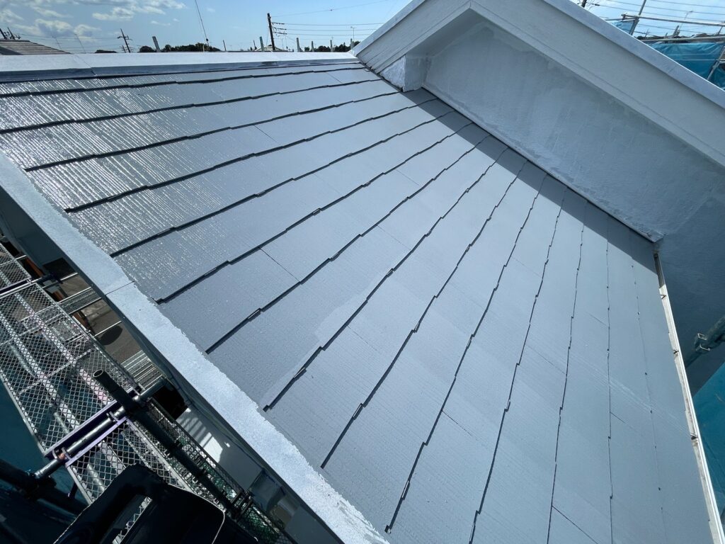 屋根下塗り2回目<br />
（色が真っ白くなりましたのでこれで問題ないです。）