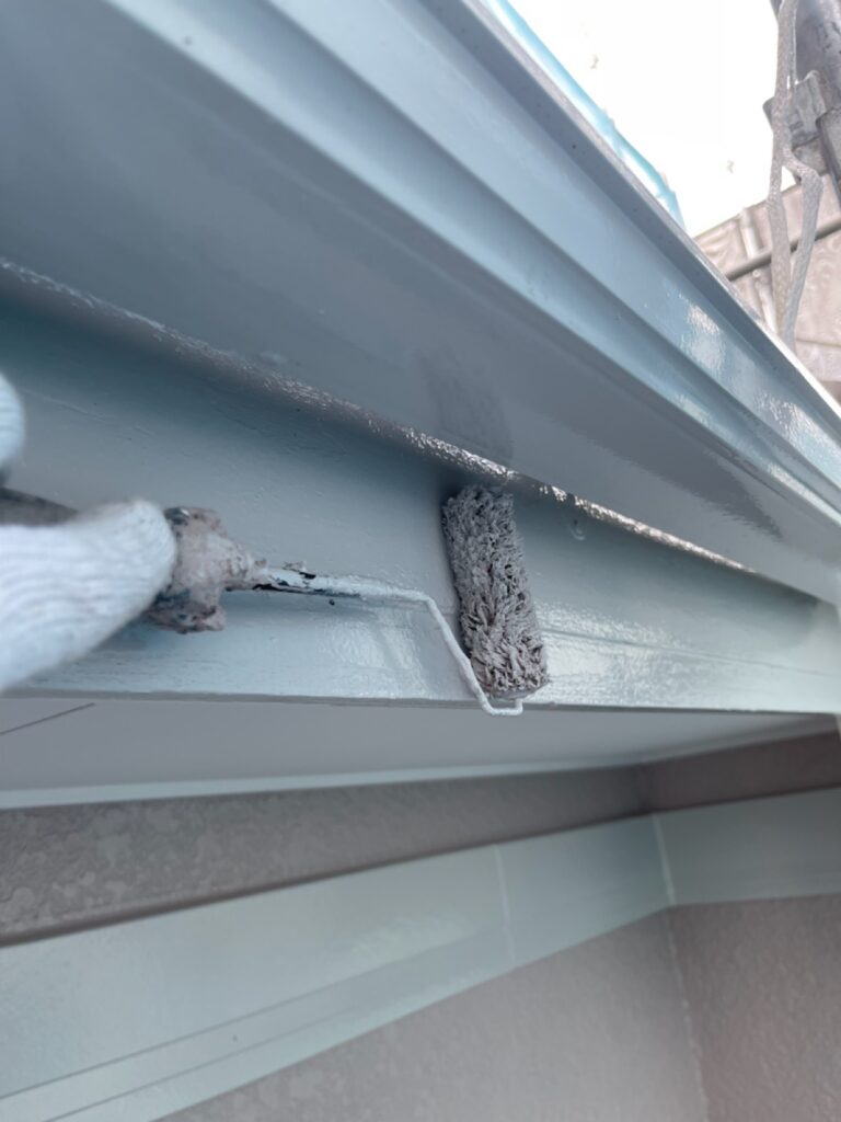 鼻隠し上塗り（完了）<br />
※弊社では劣化がしやすい箇所は塗り回数を1回増やしております。