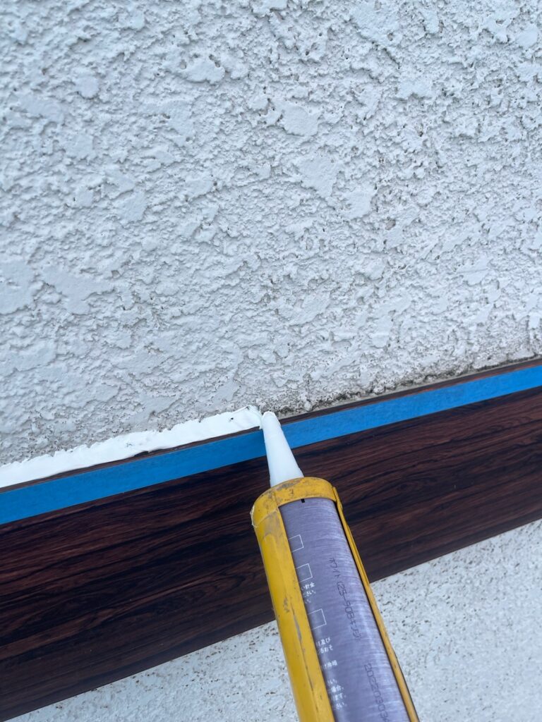 幕板上のコーキング処理<br />
（雨が入るといけない箇所ですので、コーキングにて防水処理を行いました。）