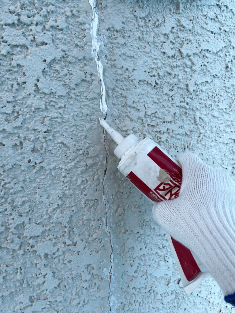 外壁のひび割れ補修<br />
（下地補修）