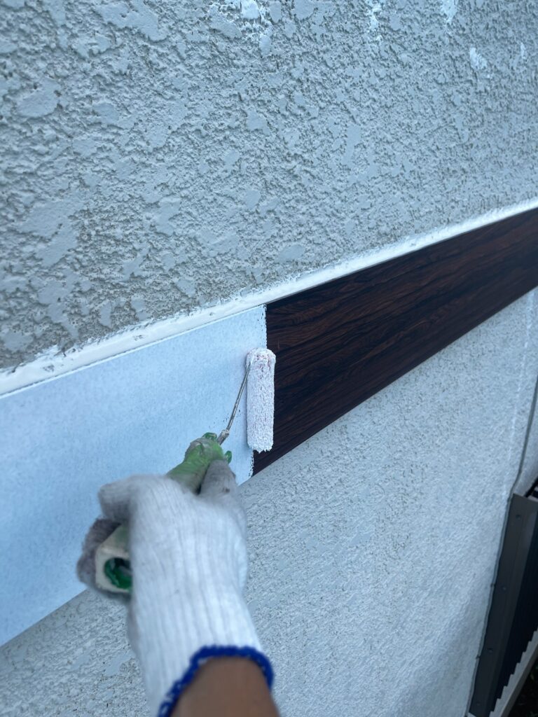 幕板下塗り<br />
（※塩ビ鋼板という特殊な素材になりますので、塩ビゾルウレタンプライマーと言われる専用のプライマーを塗りました。）