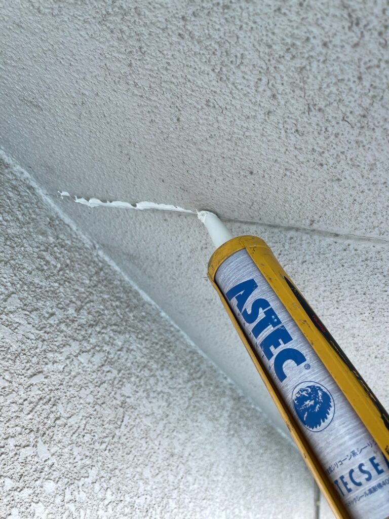 繋ぎ目コーキング処理<br />
（下地補修）