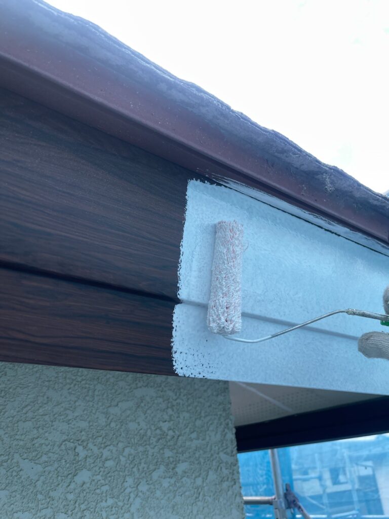 鼻隠し下塗り<br />
（※塩ビ鋼板という特殊な素材になりますので、塩ビゾルウレタンプライマーと言われる専用のプライマーを塗りました。）