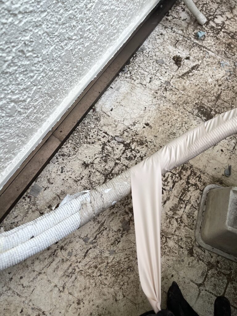 エアコンホース巻き<br />
（弊社はサービスでボロボロのエアコンホース巻きを行っております。）