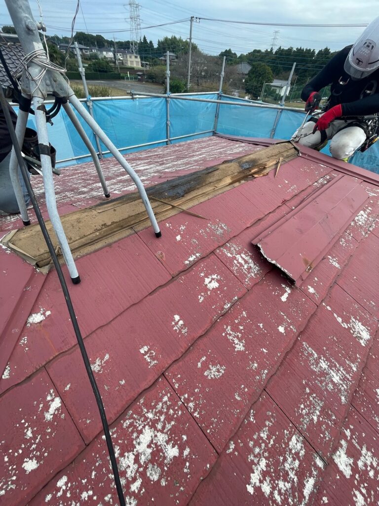 既存の棟板金撤去<br />
（下地の貫板といわれる木がボロボロになっていました。）