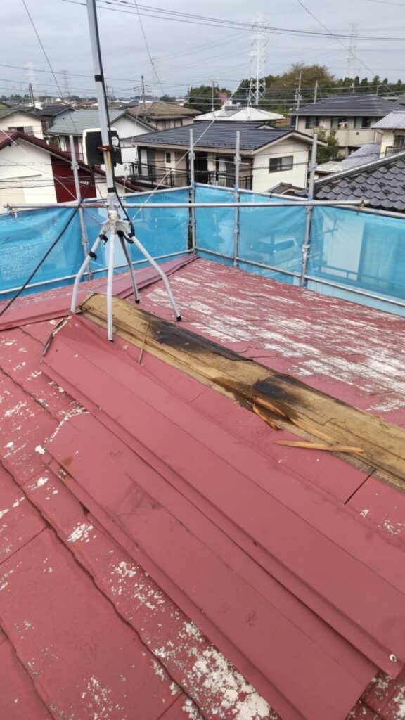 既存の棟板金撤去<br />
（下地の貫板といわれる木がボロボロになっていました。）