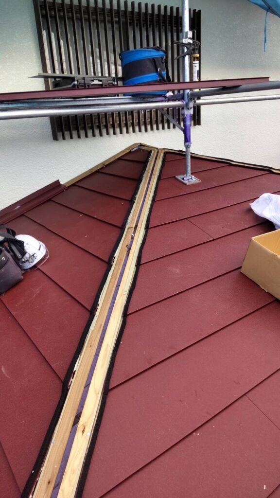 屋根本体取り付け、防水テープ取り付け