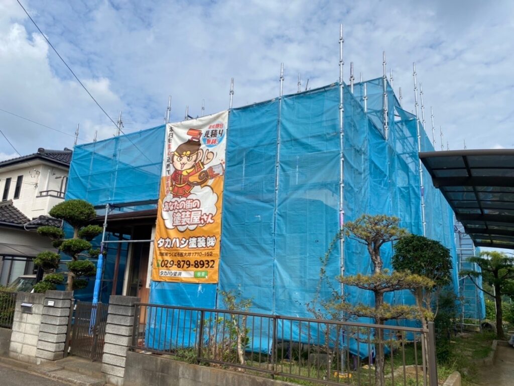 足場組立<br />
（塗料が飛散しないようにメッシュシートもしっかりとはりました。）