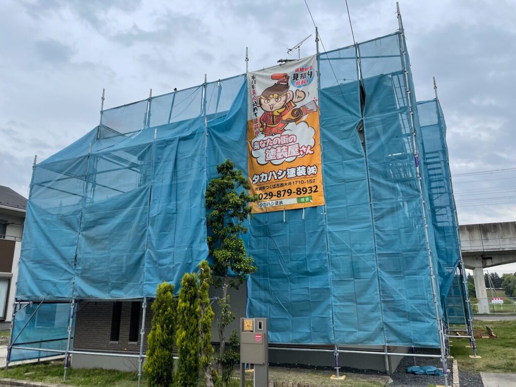 足場組立<br />
（塗料が飛散しないようにメッシュシートもしっかりとはりました。）