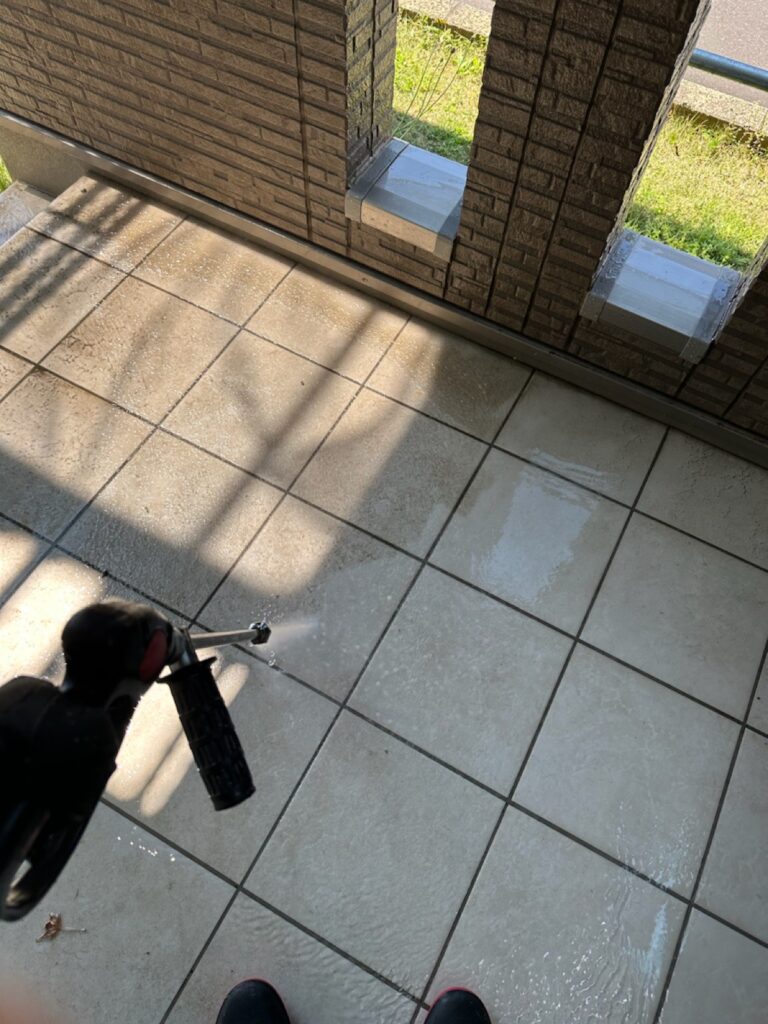 その為洗浄<br />
（塗装はしませんが、タイルの洗浄も行いました。）