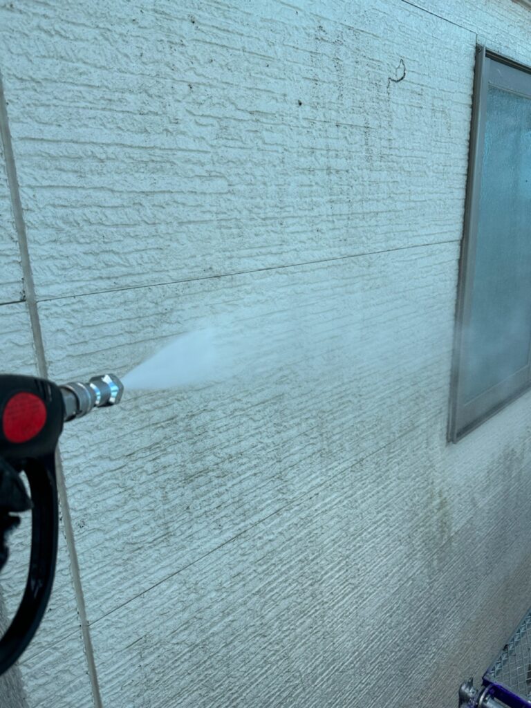 外壁洗浄<br />
（表面のコケやカビをしっかりと落としました。）