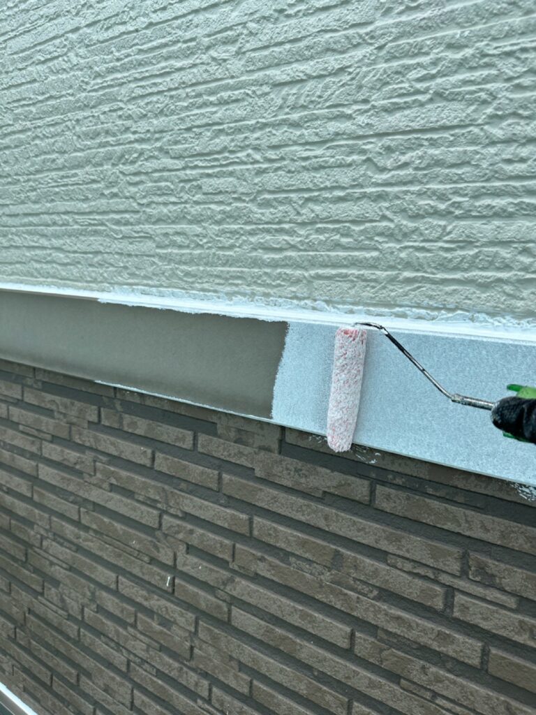 幕板下塗り<br />
（通常２回塗りがおおいいですが、弊社は傷みやすい箇所は専用の下塗りをいれ3回塗りをします。）