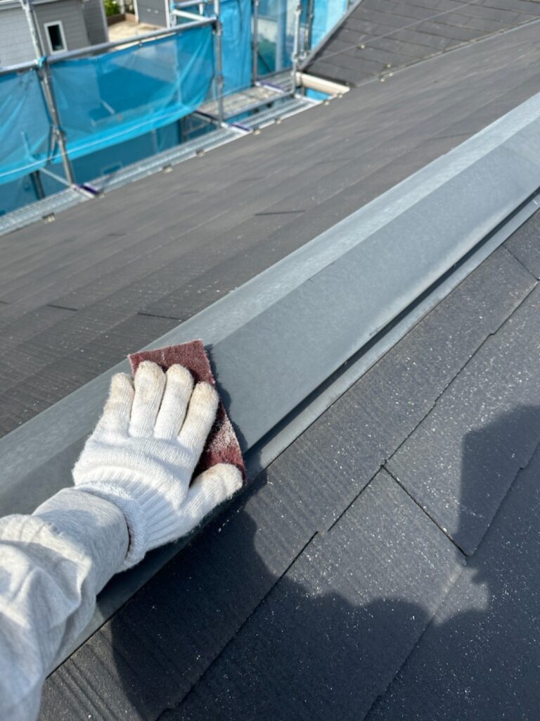棟板金のケレン（下地調整）