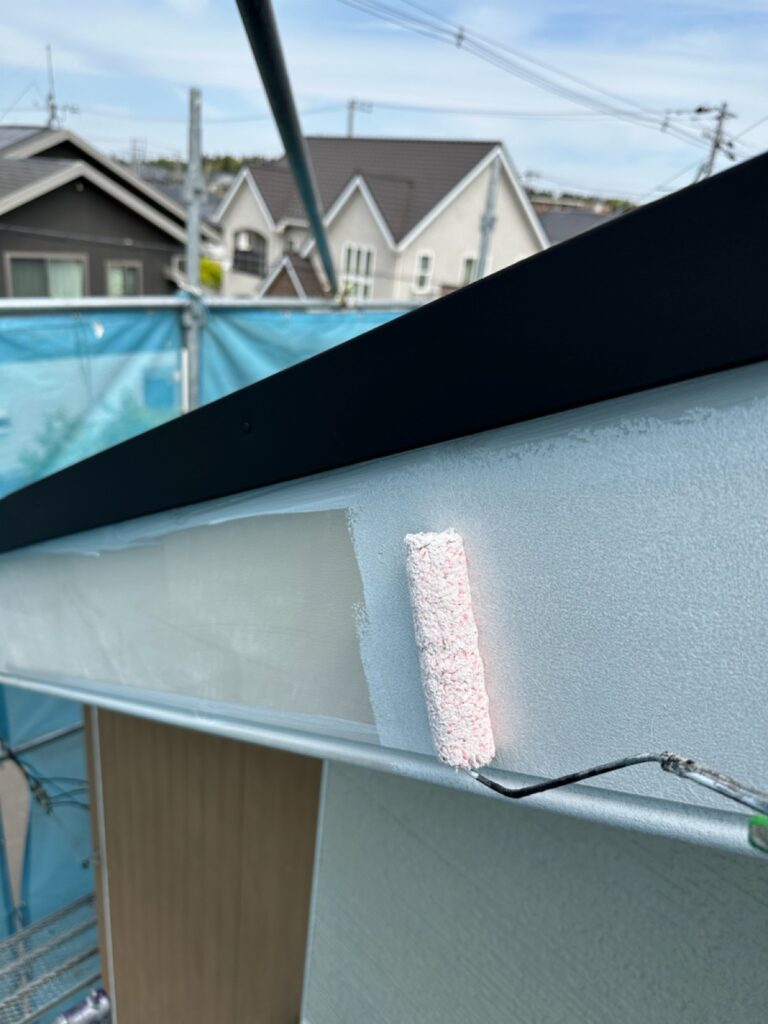 破風板下塗り<br />
（通常２回塗りがおおいいですが、弊社は傷みやすい箇所は専用の下塗りをいれ3回塗りをします。）