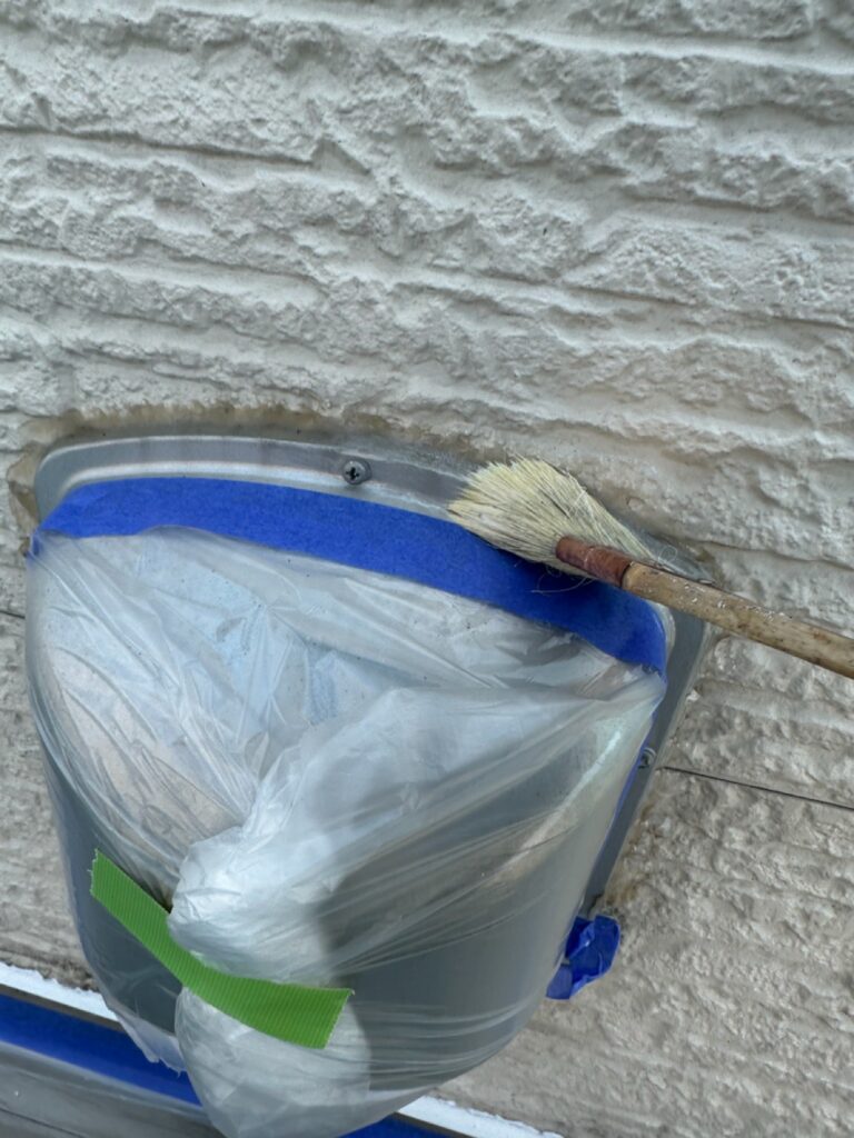 シリコン部逆プライマー塗布<br />
（シリコン部は塗料が密着しないため専用のプライマーを塗布しました。）