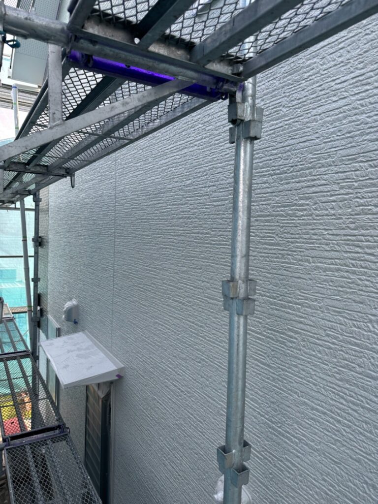 外壁中塗り（ガルグレー）完了