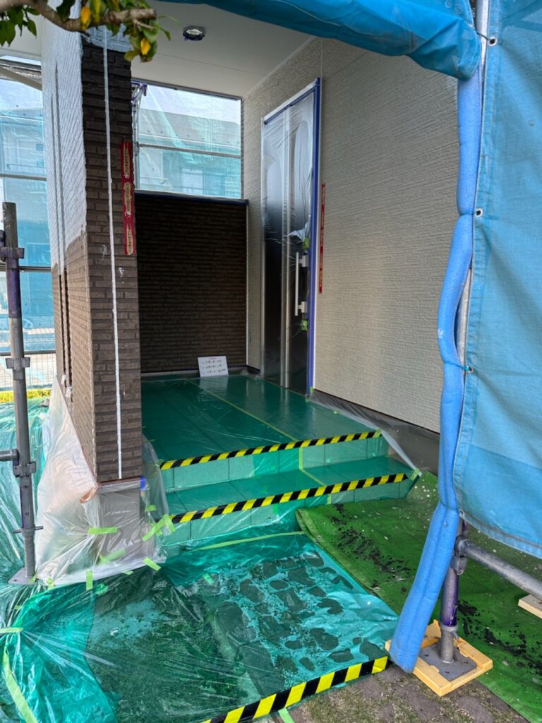 養生<br />
（塗料が付着しないように窓や床にビニール養生を行いました。）