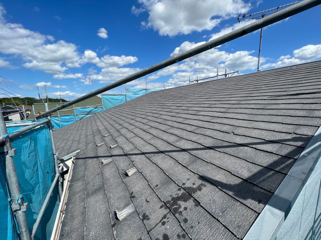 屋根洗浄<br />
（屋根カバー前に洗浄を行い、表面のコケやカビを取りました。）